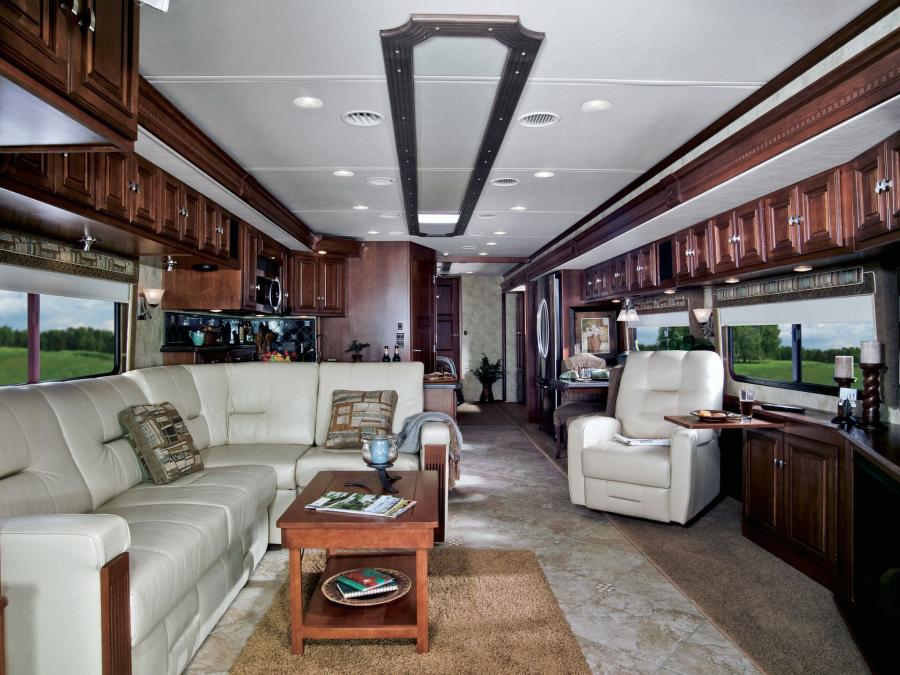 Интерьер Winnebago Tour 42QD 2011 года  (фото 2 из 2)